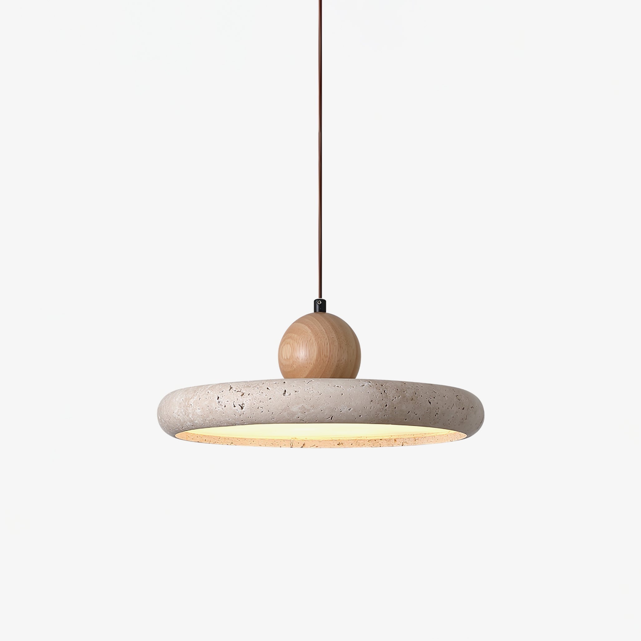 Suspension en travertin et bois pour une lumière chaleureuse et naturelle