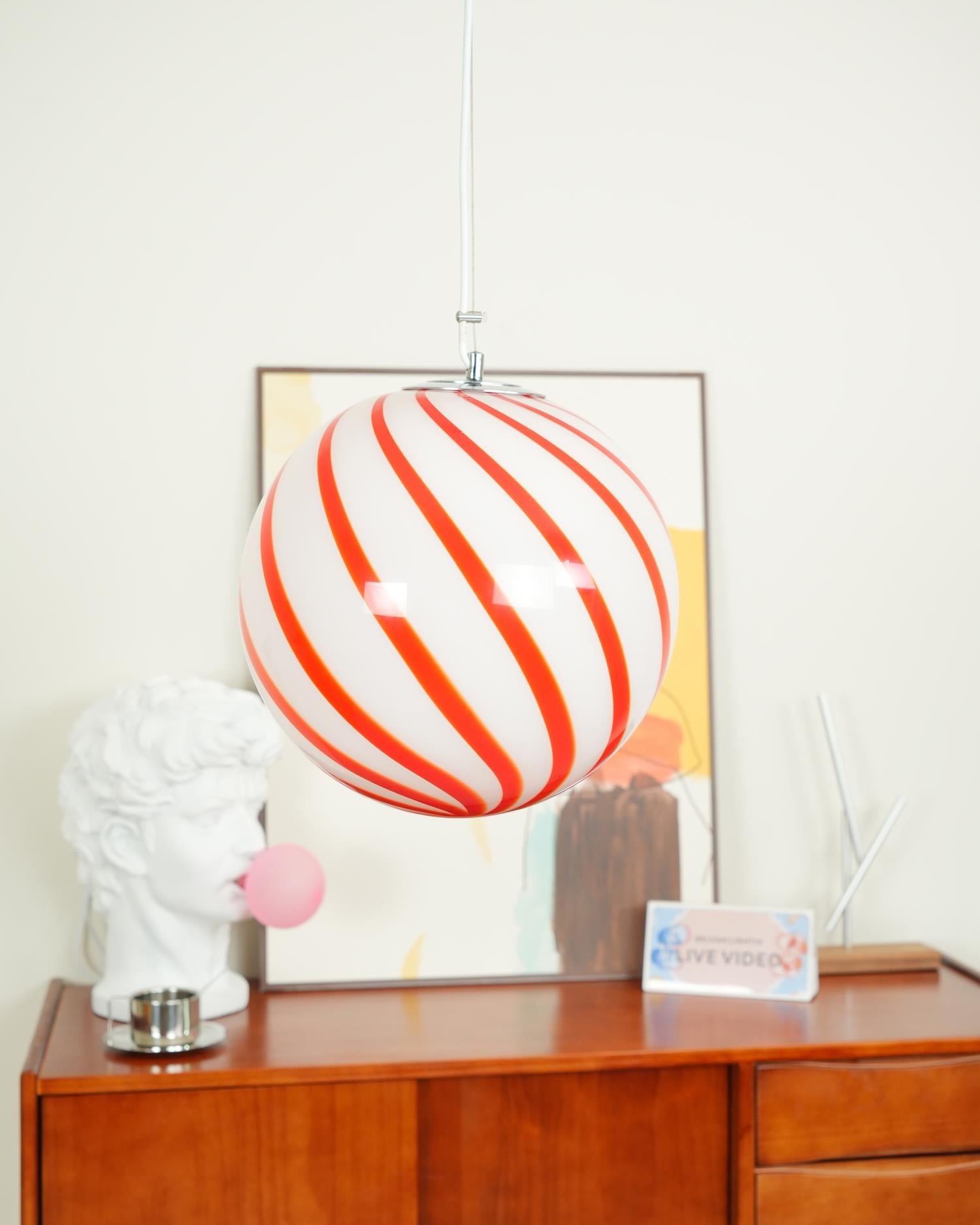 Suspension globe en verre avec rayures tourbillonnantes vertes lumineuses