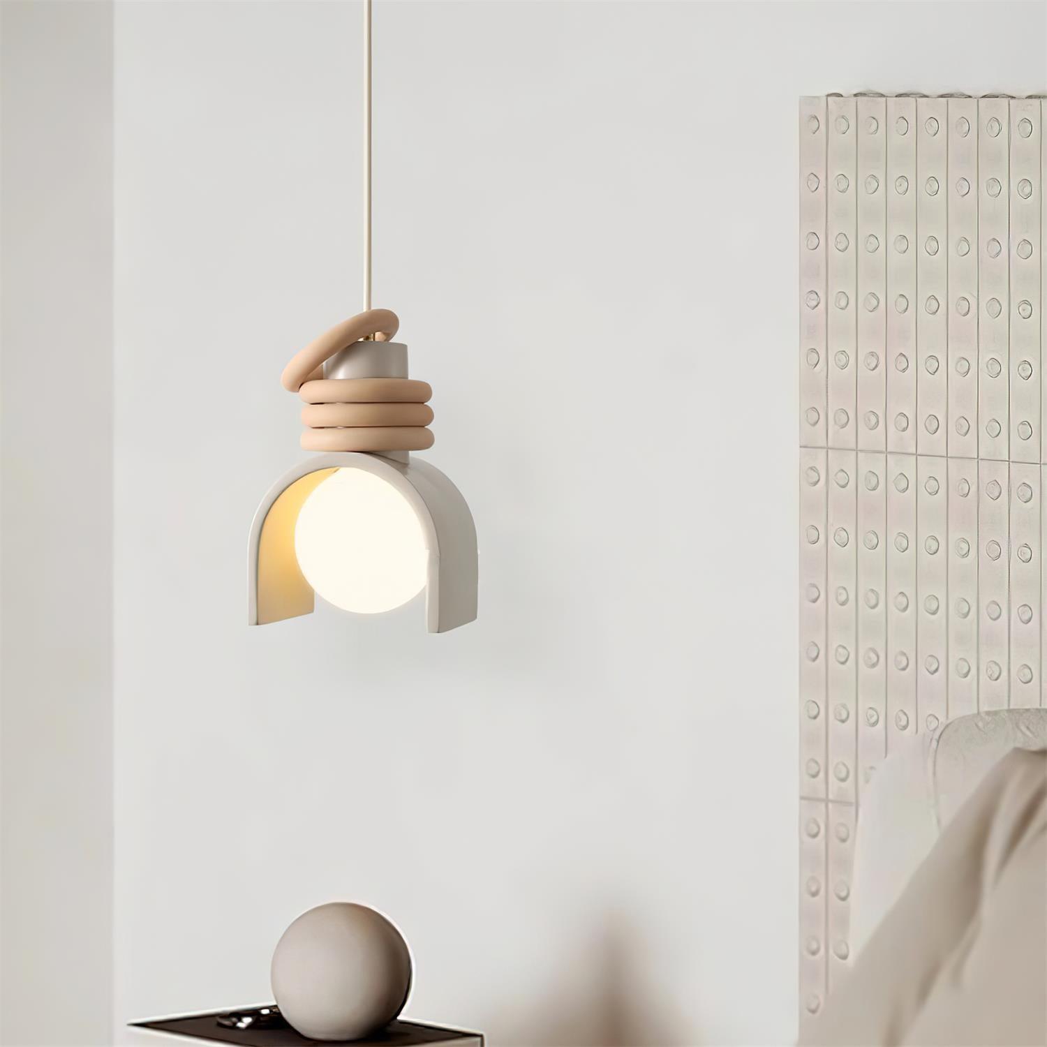 Suspension avec globe en verre pour une ambiance chaleureuse à table  