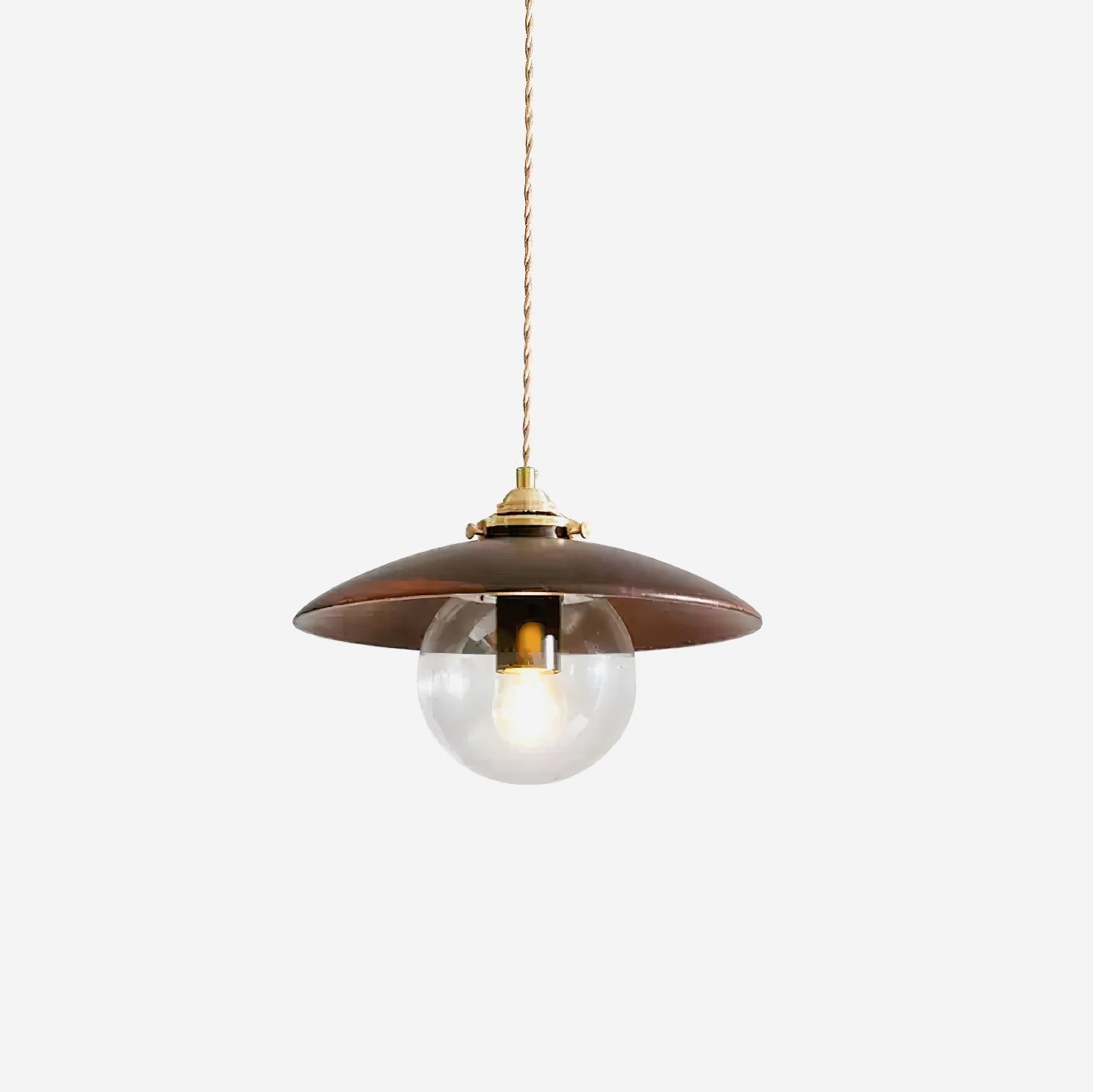 Suspension industrielle avec globe en verre et abat-jour disque en métal