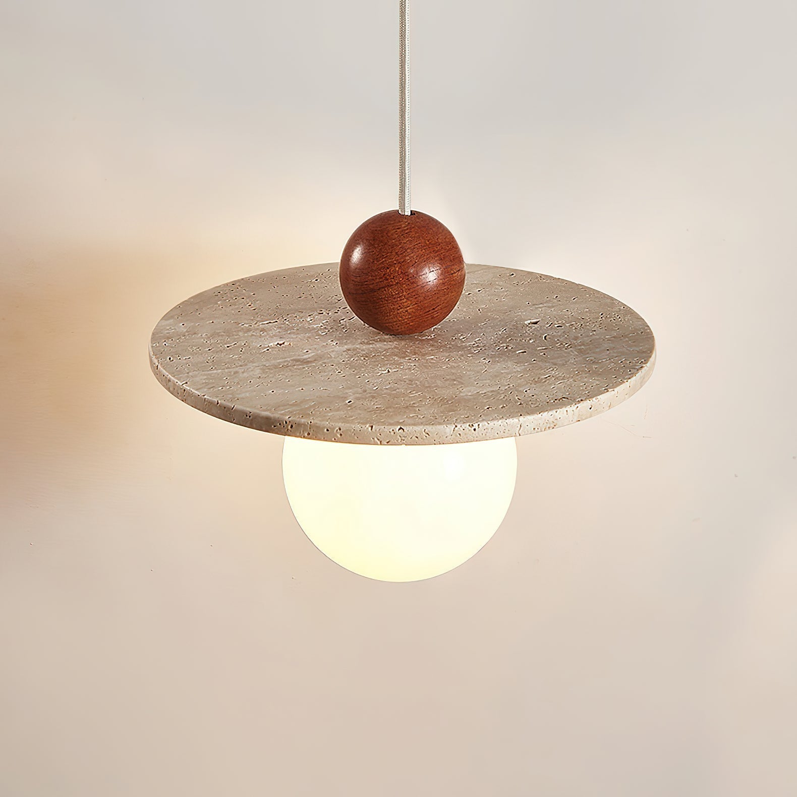 Suspension Marcio en travertin avec sphère en bois et lumière chaude
