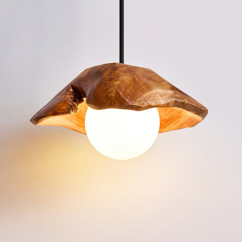 Suspension sculptée en bois avec globe en verre