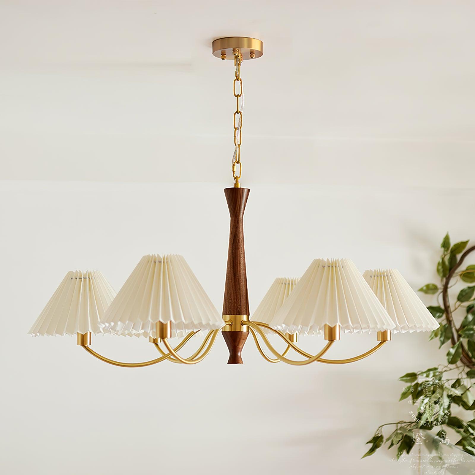 Lustre plissé en tissu avec centre en bois et bras en laiton