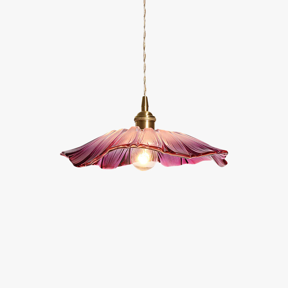 Suspension en verre pétale avec accents en laiton pour une lumière chaude