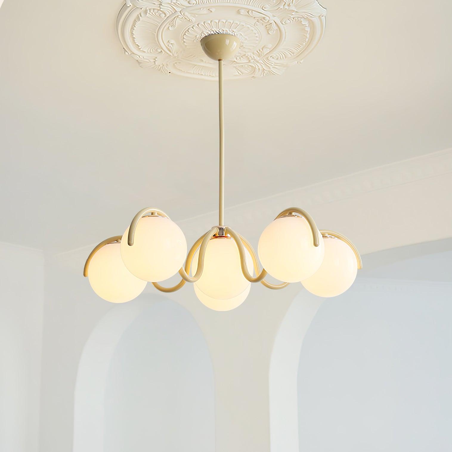 Lustre linéaire sculptural en arc avec globes en verre blanc
