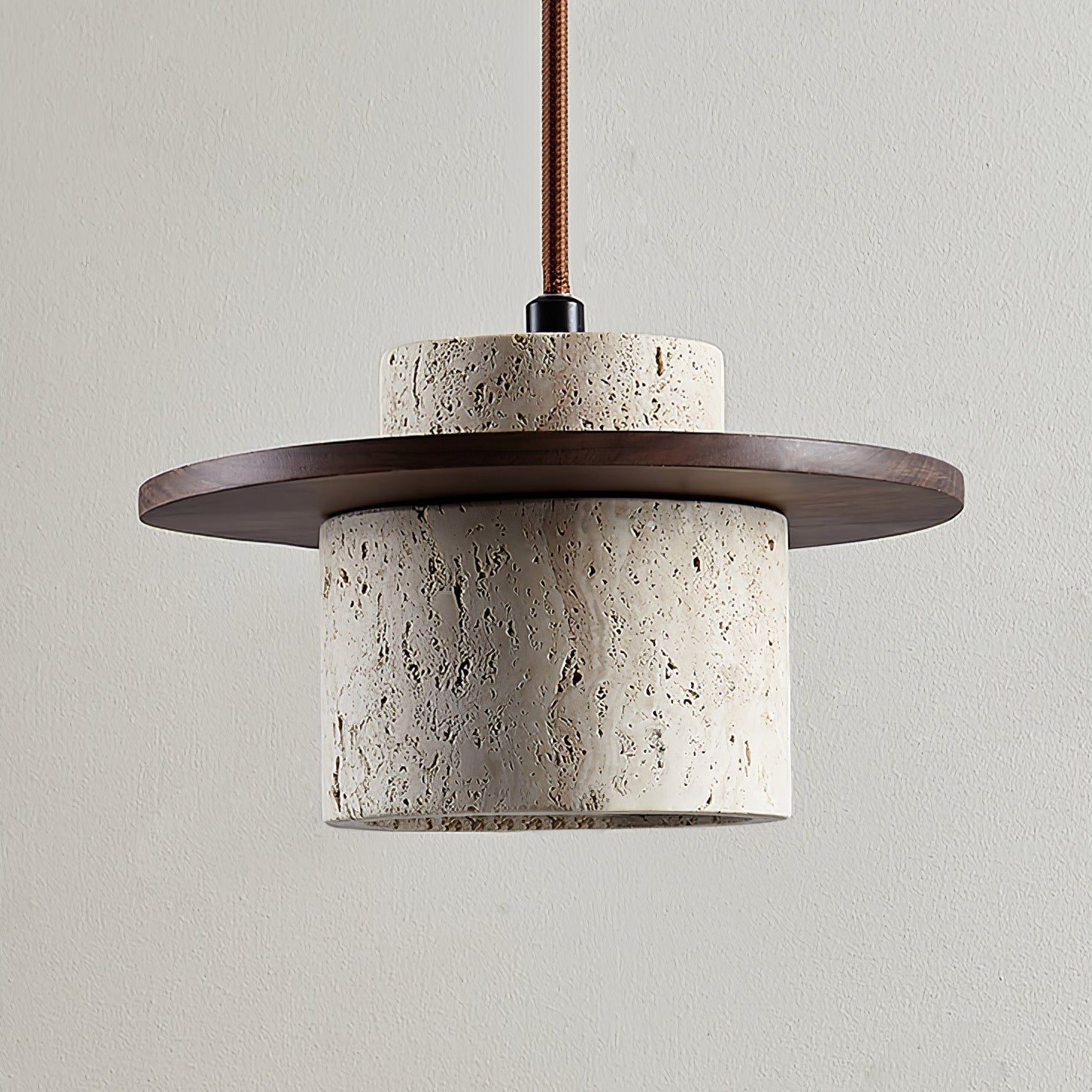 Lustre suspendu disque cylindre en travertin avec une lueur d'ambiance