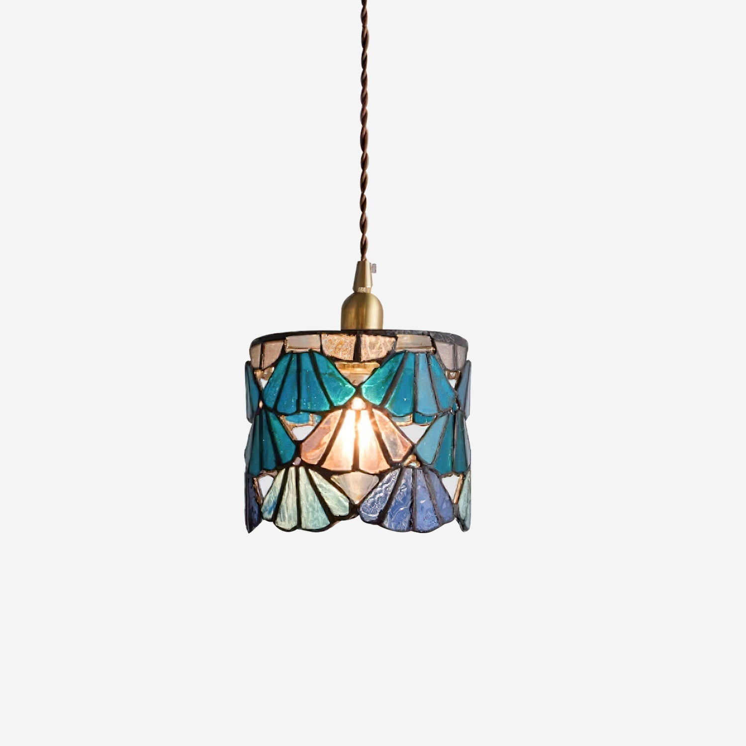 Suspension avec abat-jour en verre et accents en laiton pour une lueur chaleureuse