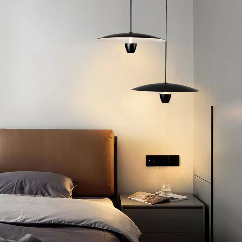 Lustre suspendu cluster nordique en noir avec une lueur chaude