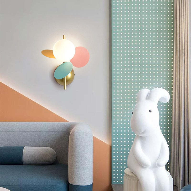 Lampe murale Petal pour chambre d’enfant en deux finitions